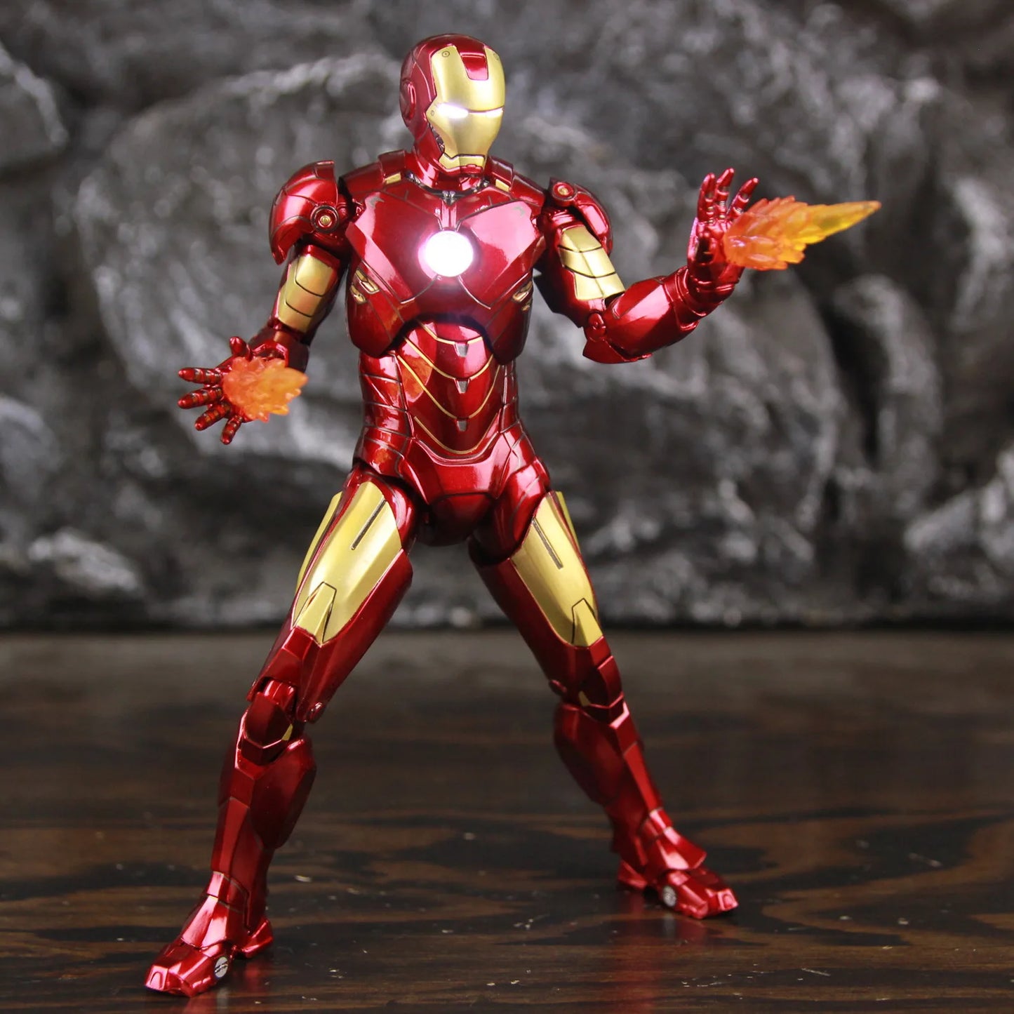 Figurine LED Avengers Iron Man Mark IV - Pose Statique Mains Interchangeables